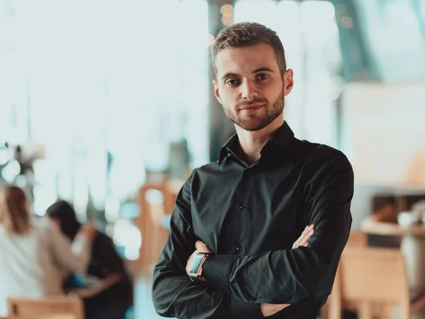 Vrolijke zelfverzekerde professionele zakenman met gekruiste handen portret. — Stockfoto