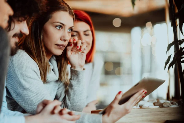 Eine Gruppe von Menschen in einer Kaffeepause benutzt Laptops, Tablets und Smartphones, während sie neue Geschäftsprojekte diskutiert. Geschäftskonzept. — Stockfoto