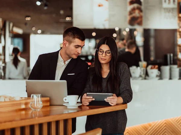 Homem e mulher modernos usam dispositivos modernos, laptop, tablet e smartphone e organizam novos projetos para o trabalho. Conceito de negócio . — Fotografia de Stock