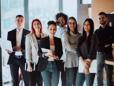 Modern Ofiste Gülümseyen Genç Yöneticiler. Ofiste eğitim. Modern ofis kavramı. Beyaz gömlekli kadın. Siyah Giysili Adam. 