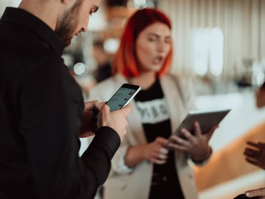 Modern erkek ve kadın modern cihazlar, dizüstü bilgisayar, tablet ve akıllı telefon kullanır ve iş için yeni projeler düzenler. İş konsepti .