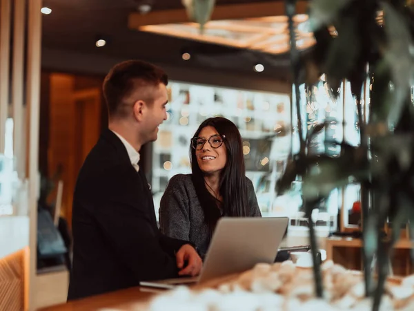 Homem e mulher modernos usam dispositivos modernos, laptop, tablet e smartphone e organizam novos projetos para o trabalho. Conceito de negócio . — Fotografia de Stock