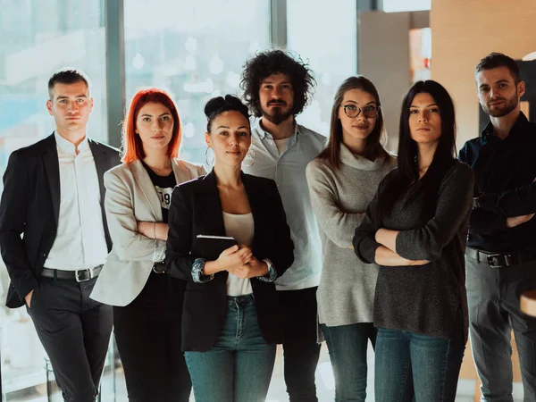 Young Smiling Managers Standing in Modern Office (en inglés). Formación en la oficina. Concepto de Oficina Moderna. Mujer de camisa blanca. Hombre de traje negro. —  Fotos de Stock