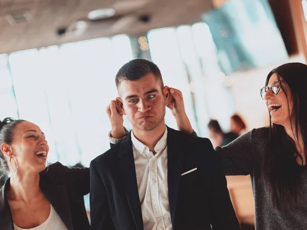 Groep succesvolle zakenmensen die samen op kantoor staan. — Stockfoto