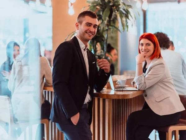 Hombre y mujer modernos utilizan dispositivos modernos, ordenador portátil, tableta y teléfono inteligente y organizar nuevos proyectos para el trabajo. Concepto empresarial . —  Fotos de Stock