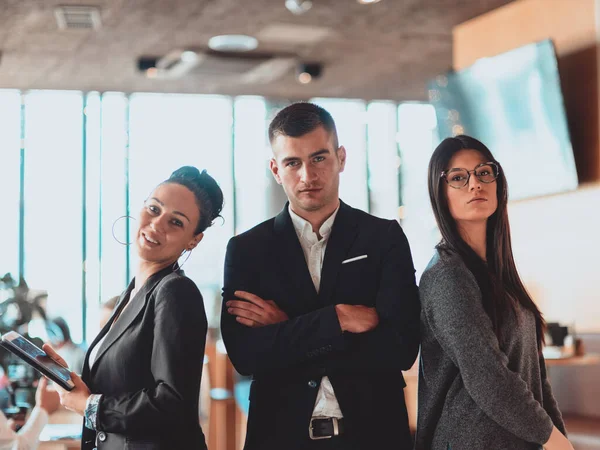 Groep succesvolle zakenmensen die samen op kantoor staan. — Stockfoto