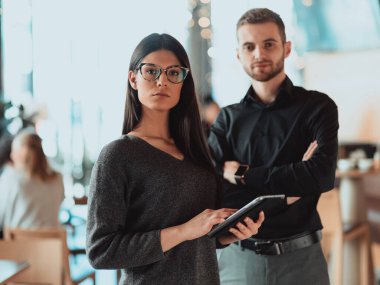 Ofiste kararlı bir şekilde poz veren iki işadamı