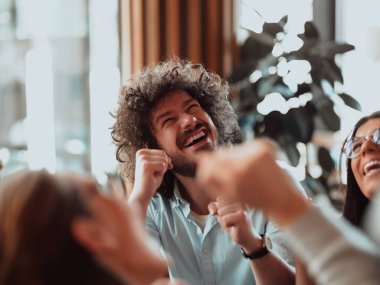 Başarılı takım çalışmasını kutlayan çeşitli iş adamları ve iş başarıları.