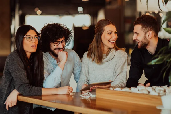 Um grupo de amigos saindo em um café, e falando sobre negócios — Fotografia de Stock