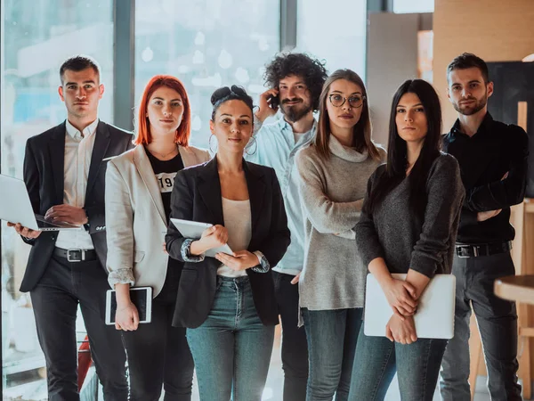 Young Smiling Managers Standing in Modern Office (en inglés). Formación en la oficina. Concepto de Oficina Moderna. Mujer de camisa blanca. Hombre de traje negro. — Foto de Stock