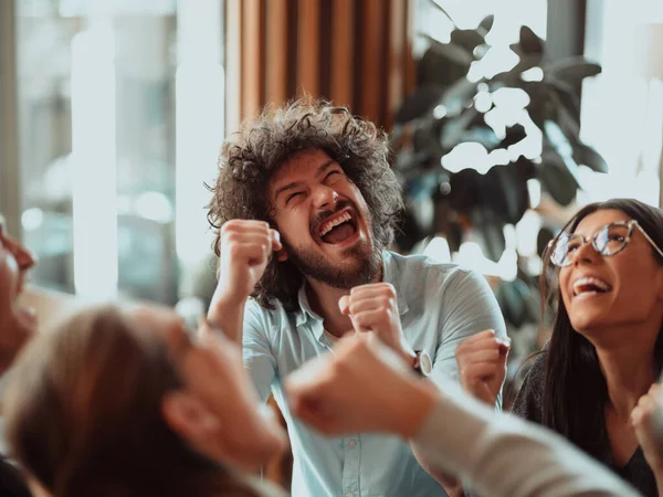 Gente de negocios diversa feliz celebrando el resultado exitoso del trabajo en equipo, logro del negocio. —  Fotos de Stock