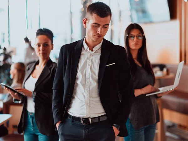 Groep succesvolle zakenmensen die samen op kantoor staan. — Stockfoto