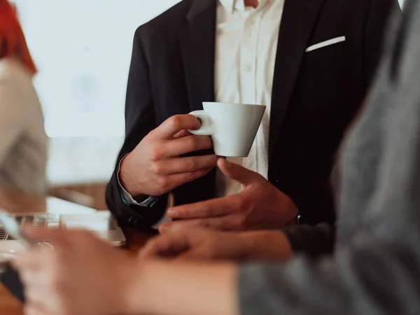 Macro foto di un uomo d'affari in un caffè in una tuta con una tazza di caffè. — Foto Stock