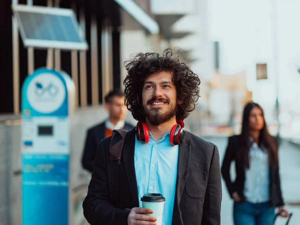 Χαρούμενος νεαρός Αμερικανός που κρατάει καφέ. Με ακουστικά. Μαθητής. — Φωτογραφία Αρχείου