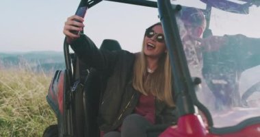 Genç arkadaşlar sabah güneşinde eğleniyorlar, hipsterlar macera arıyorlar selfie çekiyorlar.