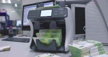  sayım makinesi tarafından sayıldıktan sonra çeşitli nakit para türleri çekiliyor