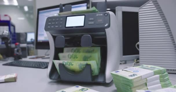 Retirada de vários tipos de notas de euro depois de contabilizadas pela máquina de contagem — Vídeo de Stock