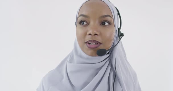 African Muslim customer representative business woman with headset helping and supporting online with customer — Stock Video