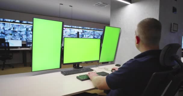 Sistem Güvenlik Uzmanı Sistem Kontrol Merkezi 'nde çalışıyor. Oda yeşil ekran, krom ekran ve güvenlikle dolu. — Stok video