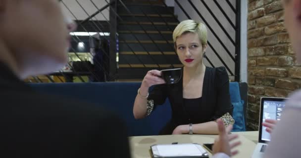Επιχειρηματίες εργάζονται σε μια επαγγελματική συνάντηση καφέ — Αρχείο Βίντεο