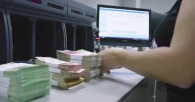 Para saymak için kullanılan elektronik makineyle çalışıyor
