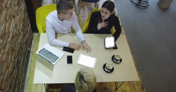 Affärsfolk grupp på möte på ett café ovanifrån — Stockvideo