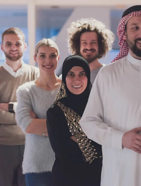 Porträt einer multiethnisch gemischten Gruppe von Geschäftsleuten, die hinter einem älteren arabischen Teamleiter stehen — Stockfoto