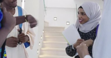 Bir grup Afrikalı öğrenci üniversitede faaliyete hazırlanıyor.