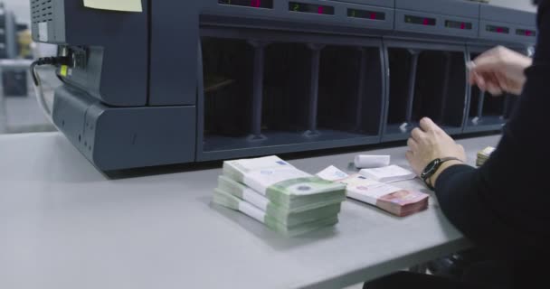 Робота з електронною машиною, що використовується для підрахунку грошей — стокове відео