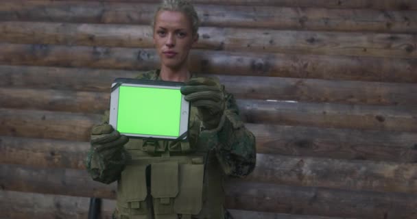 Kadın asker tarafından kullanılan yeşil ekran tableti — Stok video