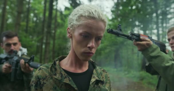 武器捕獲された女性兵士と人質の概念を持つテロリスト — ストック動画
