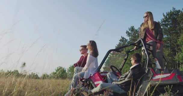 Gruppe junger Hipster genießen Morgensonne auf Geländewagen und haben Spaß — Stockvideo