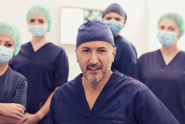  Ortopedi doktoru, çok ırklı ekibiyle birlikte çalışıyor. 