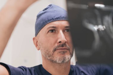 Hastanede ya da klinikte röntgen çeken ortopedist doktor. 