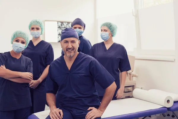 Médico ortopédico trabalhando em conjunto com sua equipe multiétnica — Fotografia de Stock