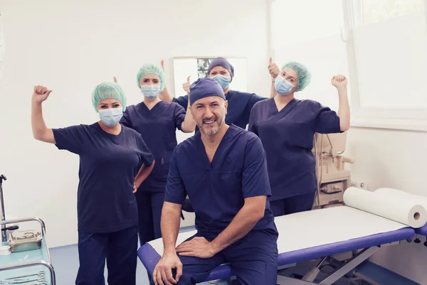 Médico ortopédico trabajando junto con su equipo multiétnico —  Fotos de Stock