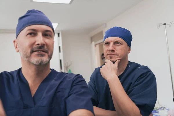 Ορθοπεδική ομάδα ιατρών που εξετάζει ψηφιακή ακτινογραφία σε κλινική ή νοσοκομείο — Φωτογραφία Αρχείου