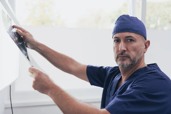 Ortoped läkare undersöker röntgenbild på sjukhus eller klinik — Stockfoto