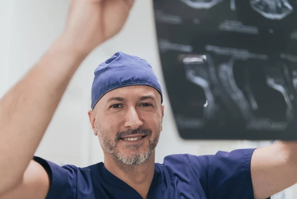 Médico ortopedista examinando imagem de raio-X em hospital ou clínica — Fotografia de Stock