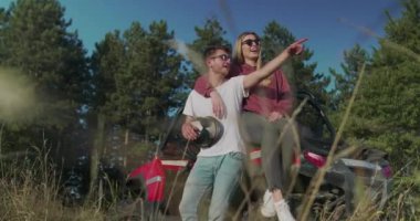 Genç arkadaşlar sabah güneşinde eğleniyorlar, hipsterlar macera arıyorlar.