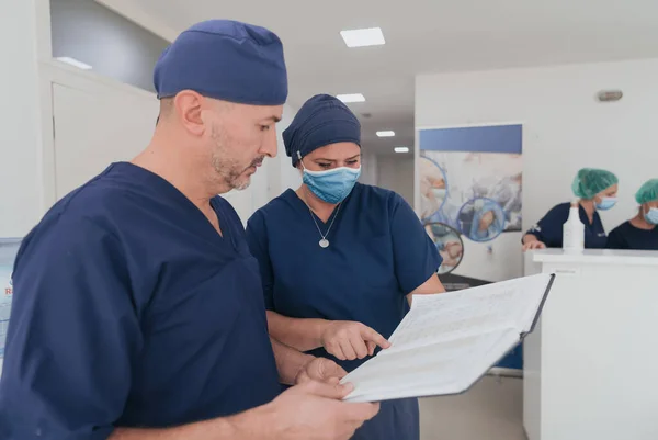 Orthopedic Doctor Front His Medical Multiethnic Team Wearing Face Mask — Stock Photo, Image