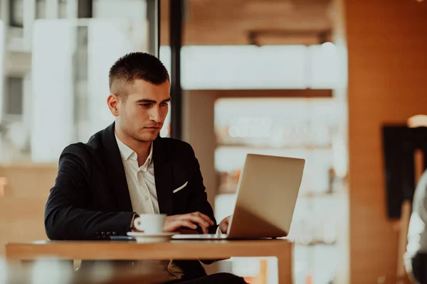 Affärsman Sitter Cafeterian Med Bärbar Dator Och Smartphone Affärsman Sms — Stockfoto