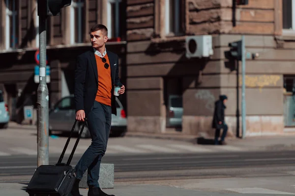 Voy Terminal Del Aeropuerto Joven Viajero Negocios Confiado Caminando Por — Foto de Stock