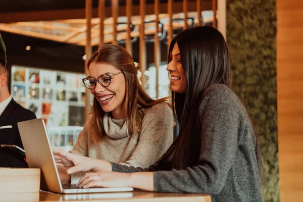 Een Een Bijeenkomst Twee Jonge Zakenvrouwen Zitten Aan Tafel Café — Stockfoto