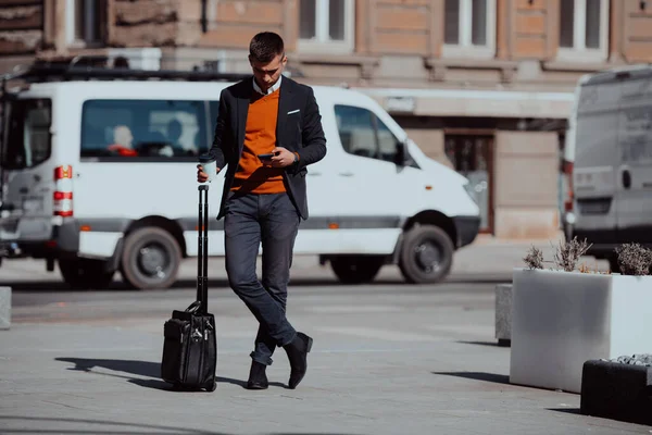 Kam Zum Flughafen Mann Geht Mit Koffer Ins Freie Und — Stockfoto