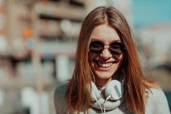 Žena Slunečních Brýlích Užívá Procházku Městě Zatímco Poslouchá Hudbu Sluchátkách — Stock fotografie