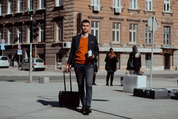 Vado Terminal Dell Aeroporto Giovane Viaggiatore Affari Fiducioso Passeggiando Strade — Foto Stock