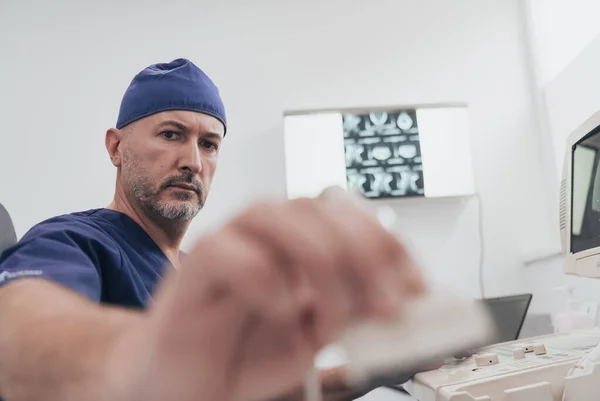 Érett Férfi Ortopéd Orvos Dolgozik Kórházban Működő Ultrahang Szkenner Gép — Stock Fotó