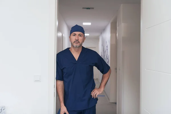 Retrato Médico Varón Maduro Vestido Con Uniforme Cirujano Ocupado Corredor —  Fotos de Stock