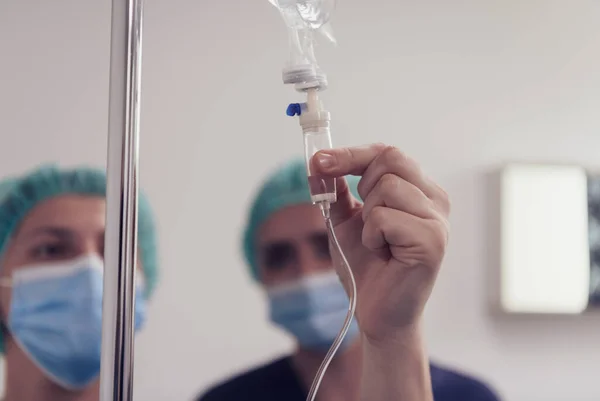 Médico General Sosteniendo Infusión Intravenosa Por Goteo Médico Que Maneja — Foto de Stock